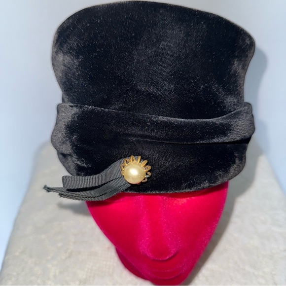 Vintage Union Made USA Black Velvet‎ Hat with Pearl Accent  display picture 1